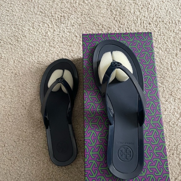 Tory Burch thong flip flop, size 9. Navy - Picture 3 of 3